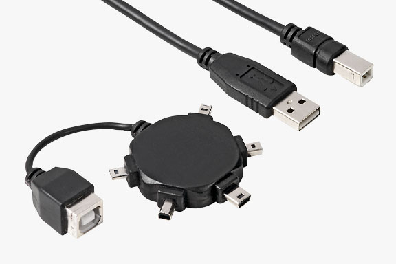 USB-Kabel und sternförmiger Adapter mit fünf mini-USB-Steckern