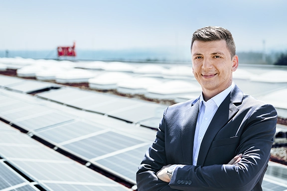 Christian Sokcevic vor einer Solaranlage