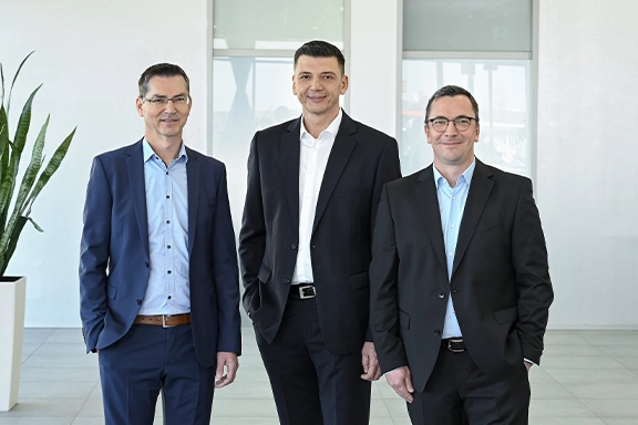 Gruppenfoto der aktuellen Geschäftsleitung, von links nach rechts: Roland Handschiegel, Christian Sokcevic, Michael List