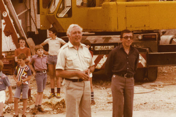 Adolph Thomas und Rudolph Hanke auf einer Baustelle