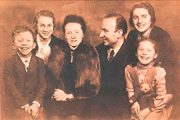 Portrait von Martin Hanke mit Frau und ihren vier Kindern