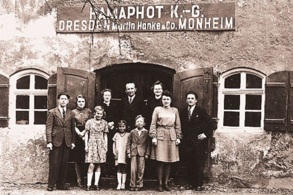 Familie Hanke vor den Hamaphot Büroräumen in Monheim