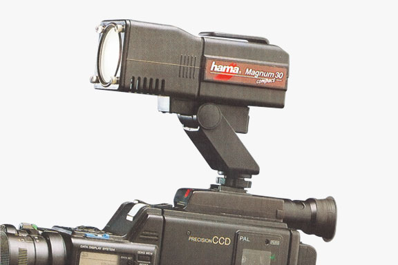 Akku-Videoleuchte „Magnum“ auf einer Kamera befestigt