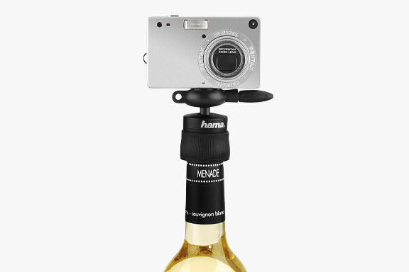 Digitalkamera ist über ein Stativ im Flaschenkopf einer Weinflasche befestigt