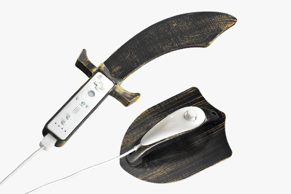 Wii-Fernbediungen angebracht an einem Zubehör aus Schwert und Schild