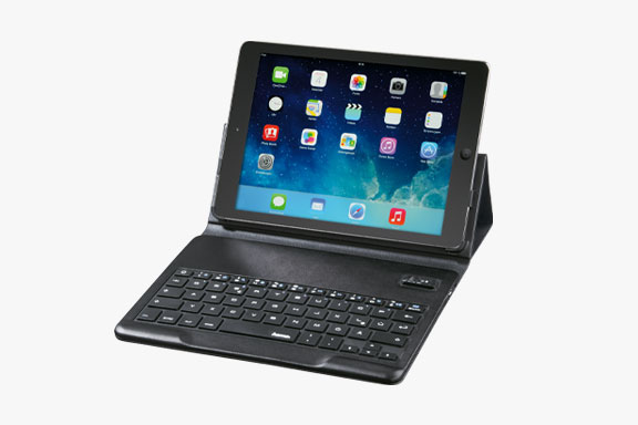 Tablet in einer Tablet-Tasche mit integrierter Bluetooth-Tastatur