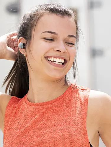 Person trägt den True-Wireless-Kopfhörer im Ohr.
