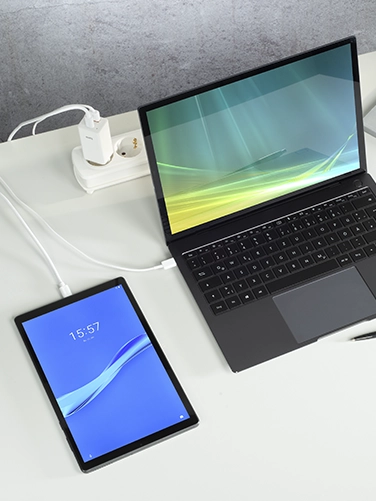 Hama Universal-USB-C-Notebook-Netzteil lädt Tablet und Notebook zeitgleich