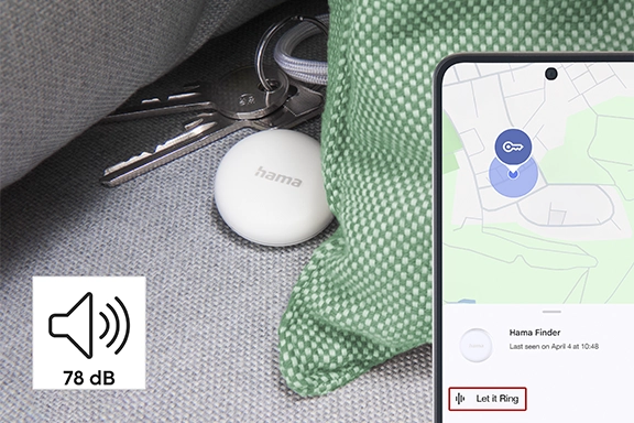 Schlüsselfinder liegt hinter Sofa-Kissen versteckt, mit der App wird er schnell gefunden