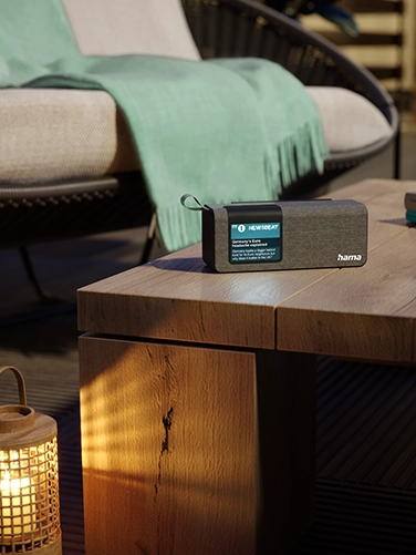 Hama digital radio "DR200BT" stands on a table in the outdoor area