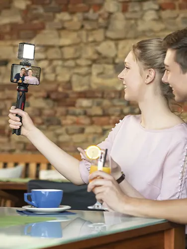 Ministativ wird als Selfiestick genutzt.