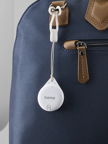Der Hama Schlüsselfinder, Item Finder für Apple "Wo ist"-App ist an einer Handtasche befestigt