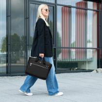 Junge Frau trägt schwarze Notebook-Tasche in der Hand