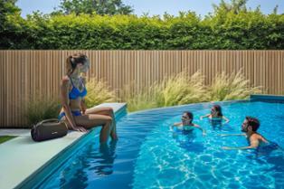Lautsprecher am Poolrand 